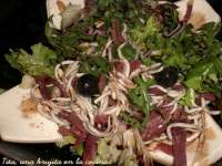   Ensalada templada con gulas y queso