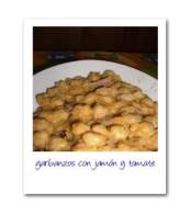   Garbanzos con refrito de jamón y tomate