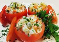   TOMATES RELLENOS CON ENSALADA RUSA 