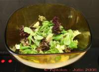 
Ensalada de hojas verdes con nueces, aguacate, patata cocida y remolacha roja  