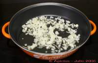 
Calamares a la plancha, sellados y rellenos con su salsa, acompañados de arroz blanco  