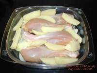 
Muslos de pollo con patatas al horno sobre cama de cebolla  