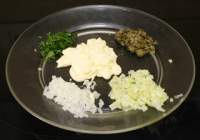 
Arroz cocido con verduras sobre cama de atún en aceite con salsa de tomate y tártara  