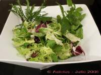 
Ensalada de hojas verdes con tomate, remolacha roja, cebolleta y pepino 