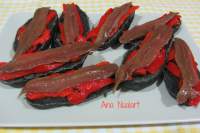   PANECILLOS DE TINTA DE SEPIA CON PIMIENTO ASADO Y SARDINA ANCHOADA 