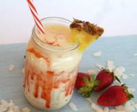   Strawberry, piña colada smoothie (batido de piña colada y fresa)