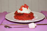   Red Velvet pancakes con crema de queso y nata y fresas frescas