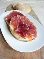   PAN DE MOLLETE CON JAMÒN IBÈRICO DE BELLOTA-DESAYUNO CON SABOR ANDALUZ