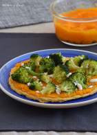   Falsa pizza o flatbread crujiente de garbanzos con calabaza y brócoli. Receta vegetariana sin gluten