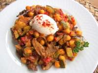   SALTEADO DE SETAS, CALABACÌN Y GARBANZOS, CON HUEVO ESCALFADO