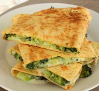   Quesadillas de brócoli y queso azul 
