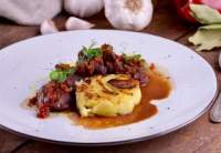 Solomillo encachopado con boletus, foie y huevo poché  