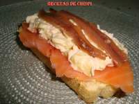   TOSTA DE ENSALADILLA Y SALMÒN AHUMADO