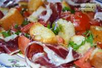  Ensalada de tomate Raf, picatostes y paletilla de jamón ibérica