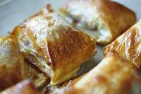   Paquetitos de pasta filo con queso camembert