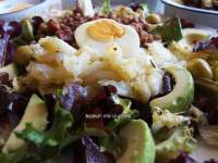   Ensalada tibia de lentejas, bacalao desmigado, aguacate y brotes tiernos, con sus aliños