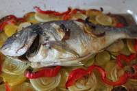   Dorada al horno con patatas, cebolla y pimiento