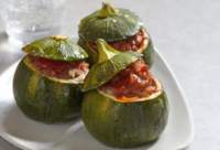 Zapallitos rellenos con carne y salsa de tomate  