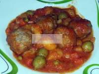   Albóndigas con tomate y aceitunas