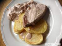   Presa ibérica en salsa de foie y champiñones sobre cama de patatas fritas