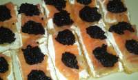   Canapé de salmón y sucedáneo de caviar al limón.