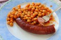   Garbanzos con chorizo y salsa de tomate a la albahaca (Chümiwürstli mit Kirchererbsen, Tomate und Basilikum)
