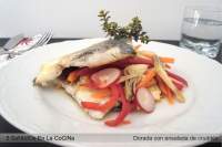   Dorada a la plancha con ensalada de crudités maceradas