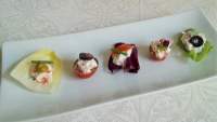   CANAPES CON QUESO, LANGOSTINOS O SALMON, ACEITUNAS Y BASE DE LECHUGA, TOMATE, ENDIBIA, ...