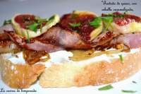   Tostada de queso, con cebolla caramelizada, beacon y higos