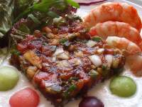   TARTAR DE TOMATES CON GAMBONES Y AJOBLANCO.