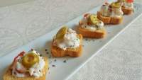   CANAPES CON QUESO, SALMON Y ACEITUNAS VERDES