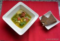  Sopa de guisantes con verdura y salchicha vegetariana ( Erwtensoep met vegaworst )