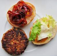   MINI HAMBURGUESA CON CEBOLLA ROJA