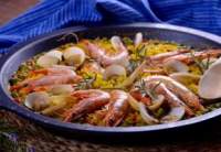 Paella valenciana con alcachofas  