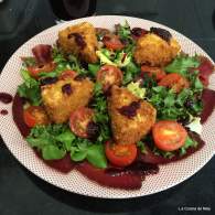   ENSALADA TEMPLADA DE CAMEMBERT Y VINAGRETA DE FRUTOS ROJOS