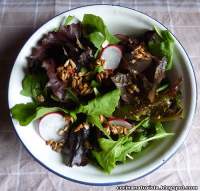   Ensalada de hojas verdes y rabanitos con crocante de semillas de girasol