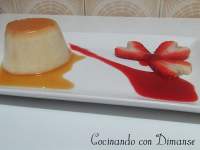   Panna cotta de vainilla con coulis de fresas