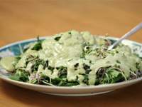 Ensalada verde con aderezo verde muy facil y sabrosa  