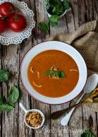 Sopa de tomate con albahaca y chips de cebolla  