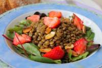   Ensalada de lentejas, fresas y brotes tiernos