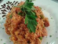 Arroz con salchichas tomates y guisantes  