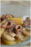 Guiso de patatas con almejas, calamar y champiñones  