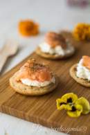 Blinis con crema de queso y salmon  