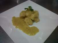   Coliflor rebozada con salsa al azafrán