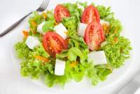 Ensalada con queso fresco, tomate y lechuga  