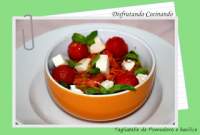 Tagliatelle de pomodoro e basilico con tomates cherry, albahaca y mozzarella