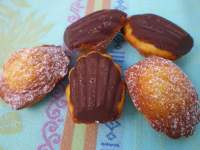 
Madeleines de naranja y limón con su concha de chocolate
         