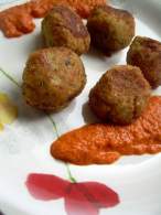   ALBONDIGAS DE MERLUZA CON SALSA DE ZANAHORIA Y PIQUILLOS