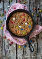 Cookie con chocolate y lacasitos en sartén de hierro fundido  