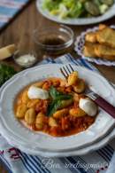 Gnocchi Caprese con pan de ajo y ensalada de pepino  